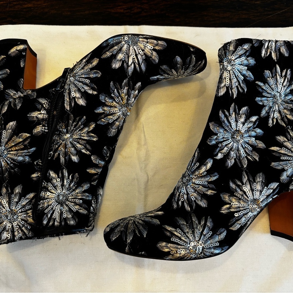 Marc Fisher Grazie Sequin Velvet Booties in black and
Black Ankle Boots sz 7.5 - Picture 2 of 6
